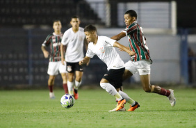 Pedrinho disputando a bola com jogador do Fluminense na Fazendinha