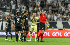 Maycon olhando o rbitro expulsar o jogador do Botafogo