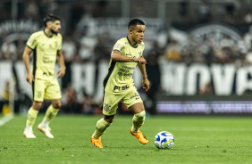 Pedro no domnio da bola contra o Botafogo; Bruno Mndez aparece atrs