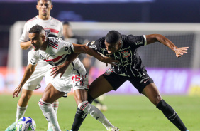 Felipe Augusto brigando pela bola contra o So Paulo