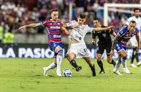 Gabriel Moscardo brigando pela bola na partida contra o Fortaleza