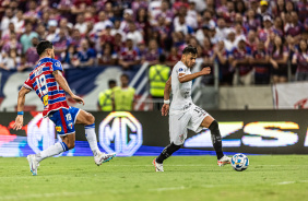 Romero conduzindo a bola contra o Fortaleza