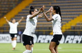 Fernanda e Jaque comemorando o gol marcado do Corinthians