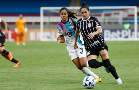 Fernanda durante jogo entre Corinthians e Libertad-Limpeo na Libertadores