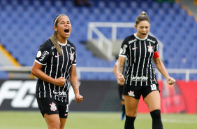 Vic Albuquerque e Gabi Zanotti celebram gol do Corinthians