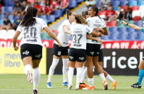 Jogadoras do Corinthians comemorando gol marcado contra o Amrica de Cali