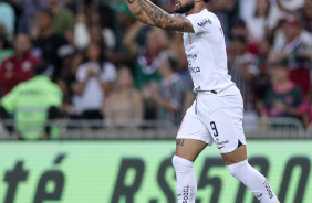 Yuri Alberto aponta para a torcida ao comemorar gol diante do Fluminense