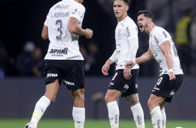 Verssimo, Rojas e Giuliano comemoram gol de empate do Corinthians contra o Amrica-MG