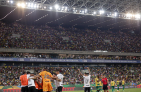 Jogadores do Corinthians celebrando vitria sobre o Cuiab na Arena Pantanal