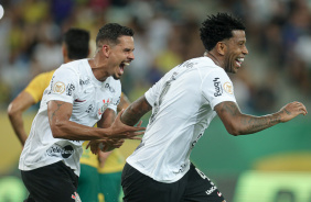 Lucas Verssimo e Gil comemorando o gol marcado contra o Cuiab