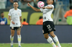 Ruan Oliveira dominando a bola durante jogo na Arena Pantanal