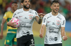 Yuri Alberto com a bola em suas mos comemorando com Romero contra o Cuiab