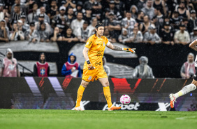 Cssio com a bola dominada no jogo entre Corinthians e Santos