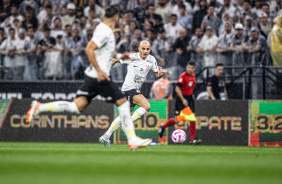 Fbio Santos partindo em velocidade com a bola no jogo entre Corinthians e Santos