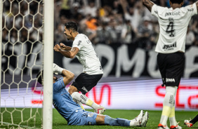 Lucas Verssimo e Gil comemorando gol do Corinthians