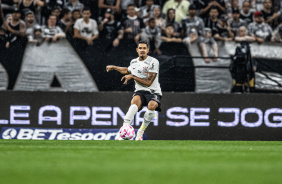 Lucas Verssimo tentando lanamento no jogo entre Corinthians e Santos