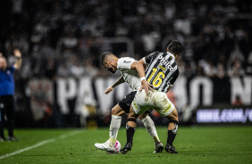 Renato Augusto protegendo a bola de Dod no jogo entre Corinthians e Santos