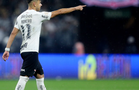 Romero apontando no jogo entre Corinthians e Santos