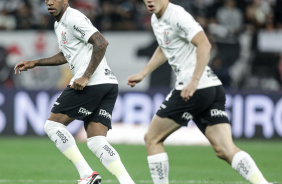 Gil e Moscardo atentos na marcao no jogo entre Corinthians e Athletico-PR