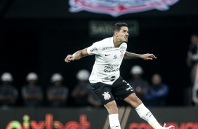Lucas Verssimo realiza corte de cabea no jogo entre Corinthians e Athletico-PR