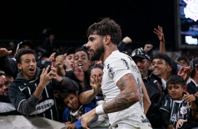 Yuri Alberto comemorando gol do Corinthians com a torcida