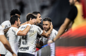 Jogadores do Corinthians se juntando a Romero na comemorao do gol contra o Atltico-MG
