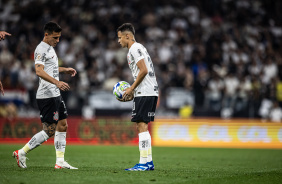 Matas Rojas e Matheus Arajo durante jogo do Corinthians contra o Atltico-MG