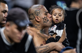 Torcedor com sua filha durante jogo do Corinthians contra o Atltico-MG
