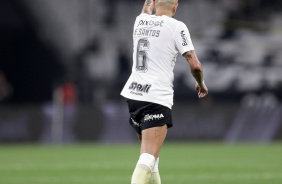 Fbio Santos gesticulando durante partida contra o Atltico-MG