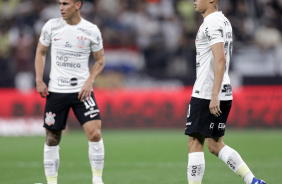Matheus Arajo e Rojas prximos  bola durante cobrana de falta