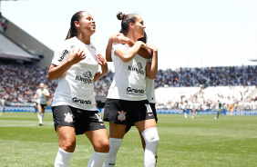 Jogadoras abraando Gabi Portilho durante celebrao de gol