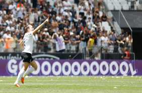 Luana correndo durante celebrao de gol marcado na Arena