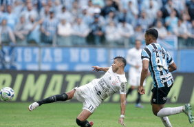 Romero esticando a perna para chutar e marcar o gol do Corinthians contra o Grmio