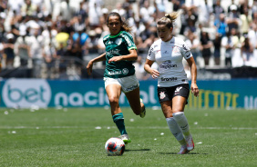 Tamires correndo junto  bola e sendo pressionada por defensora do Palmeiras