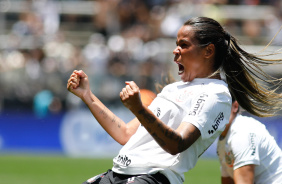 Vic Albuquerque gritando durante celebrao de gol contra o Palmeiras