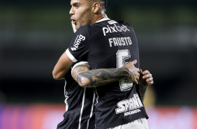Fausto Vera bastante feliz enquanto comemora com Fagner gol marcado