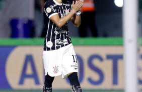 Romero com as mos juntas comemorando gol marcado contra o Coritiba