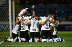 Jogadores do Corinthians ajoelhados comemorando gol