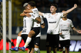 Kayke, Pedrinho e Breno Bidon comemoram gol do Corinthians