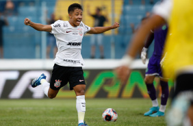 Pedrinho comemorando gol contra o Guarani na Copinha