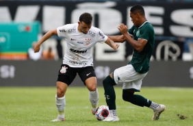 Ryan em disputa de bola contra o Guarani na Copinha