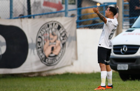 Higor comemorando o gol marcado na frente da torcida do Corinthians