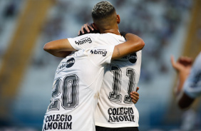 Higor e Kayke comemorando o gol do Corinthians
