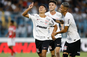 Pedrinho celebrando o gol marcado com Kayke e Breno Bidon