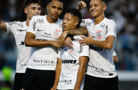 Pedrinho, Kayke, Arthur Sousa e Breno Bidon comemorando o gol do Corinthians