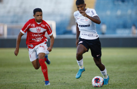 Vitor Meer conduzindo a bola em duelo contra o CRB na Copinha