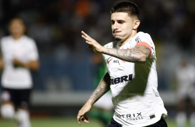 Lo Mana correndo aps marcar gol de pnalti pelo Corinthians
