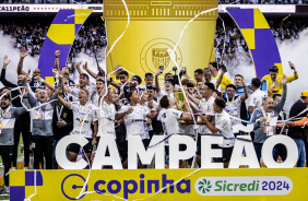 Corinthians Sub-20 erguendo a taa da Copinha