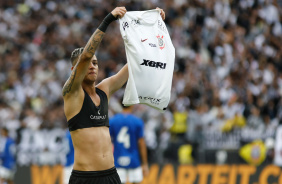 Kayke mostrando a camisa do Corinthians para o estdio