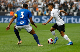 Pedrinho conduzindo a bola na final da Copinha contra o Cruzeiro